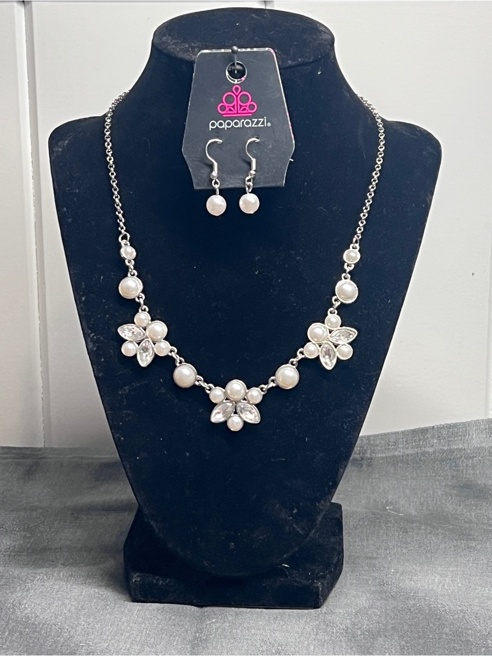 Paparazzi Silver Pearl Floral Necklace & Earring Set - White Pearls